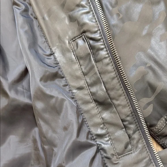 Zara Men's Black Bomber Jacket with Camo print - Picture 4 of 7